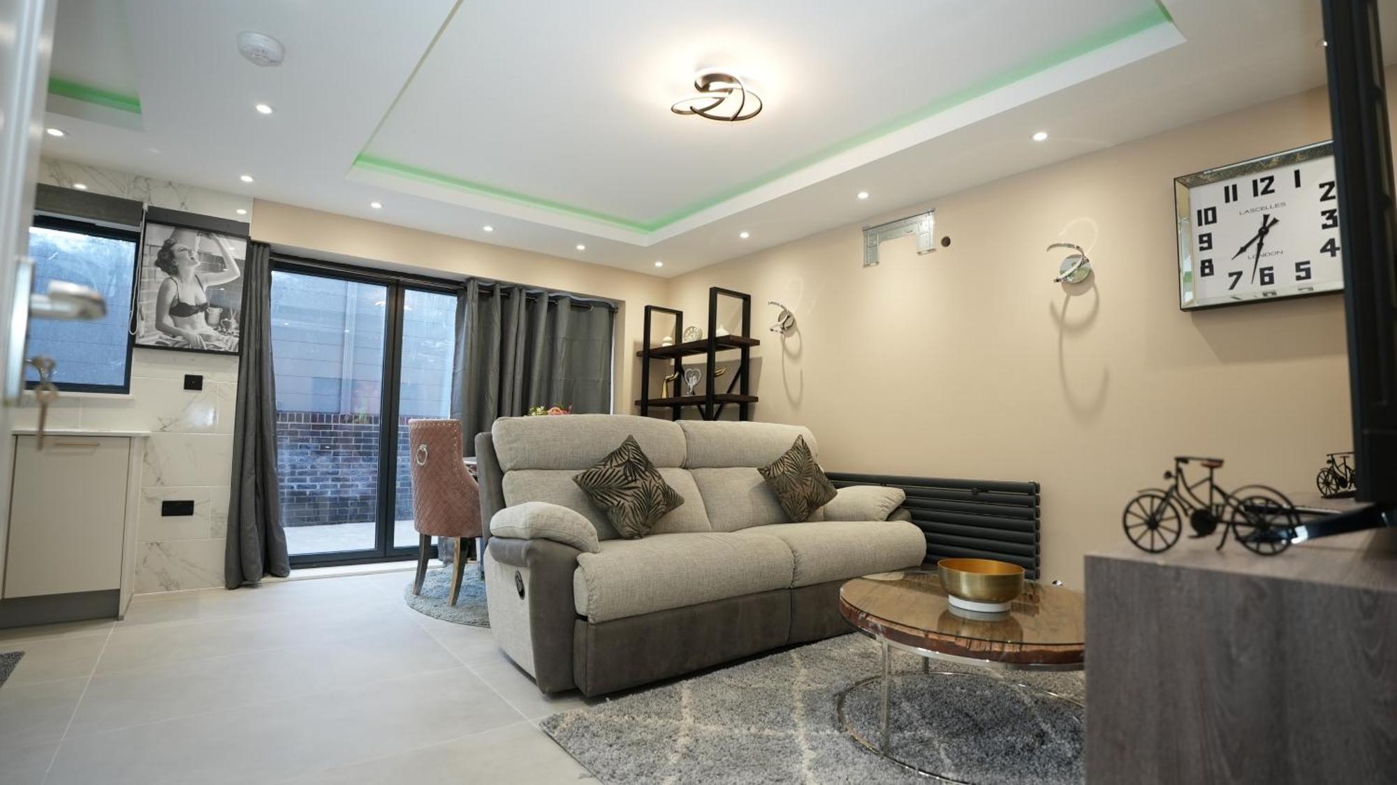 Charming House - Sleeps 5 & Outdoor Space London