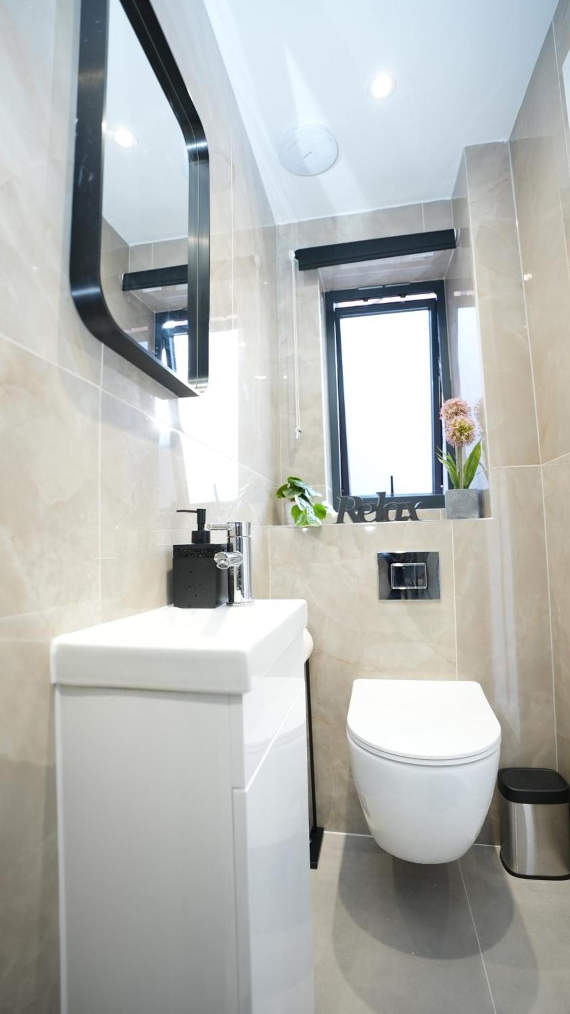 Charming House - Sleeps 5 & Outdoor Space Holiday home London