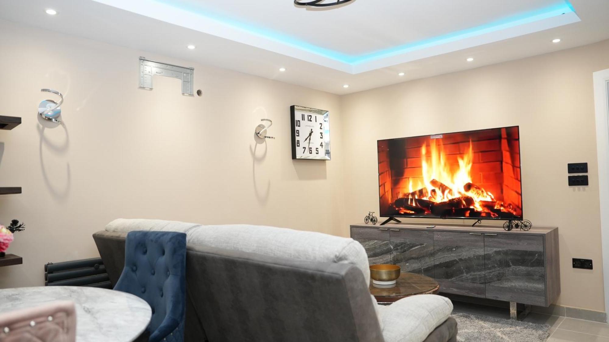 Charming House - Sleeps 5 & Outdoor Space