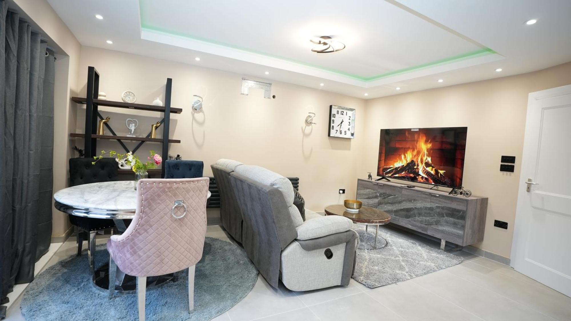 Holiday home Charming House - Sleeps 5 & Outdoor Space